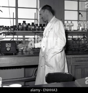 1950er-Jahren, historische, England, männliche Wissenschaftler in weißen Overalls in einem Forschungslabor. Stockfoto
