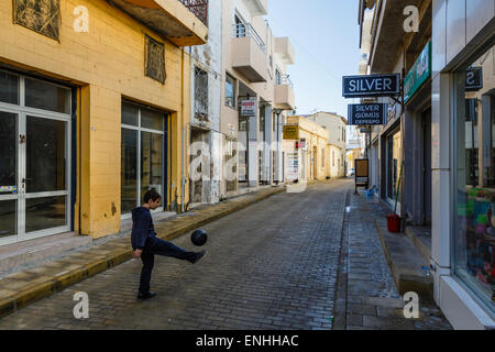 Jungen Fußball spielen, in den Seitenstraßen von Gazimagusa (Famagusta), Nord-Zypern. Stockfoto