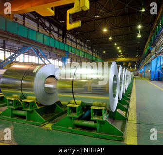 rollt aus Stahlblech im Warehouse gespeichert Stockfoto