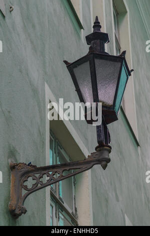 Alte klassische Straßenlaterne auf der Vorderseite des Hauses Stockfoto