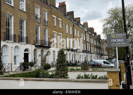 Reihe der renovierten viktorianischen Reihenhäusern und Wohnungen für Verkauf Zeichen über die City Road East London Großbritannien England 2015 KATHY DEWITT DE WITT Stockfoto