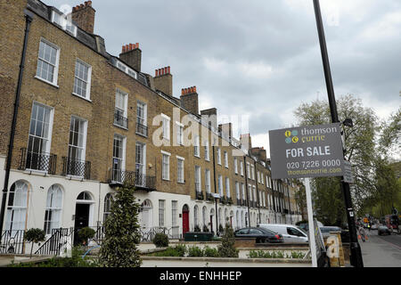 Reihe renovierter viktorianischer Reihenhäuser zum Verkauf Schild an der City Road in Islington East London Großbritannien England 2015 KATHY DEWITT DE WITT Stockfoto