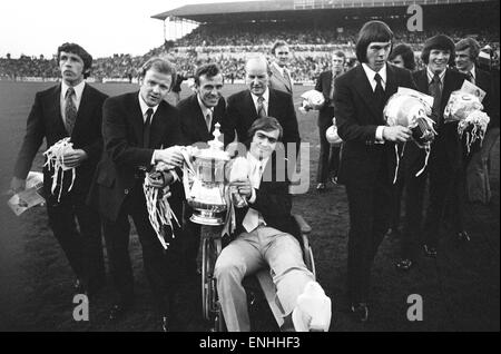 Leeds United Empfang nach dem Gewinn des FA-Cup. Spieler die parade der Trophäe durch die Straßen und die Elland Road. 8. Mai 1972. Billy Bremner und Terry Cooper mit der Trophäe. Stockfoto