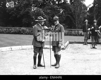 Herr Robert Baden-Powell, Gründer der Pfadfinderbewegung, im Bild mit Herzog von Connaught, Teilnahme an der World Scout Jamboree im Arrowe Park, Birkenhead in Merseyside. Ca. August 1929. Stockfoto