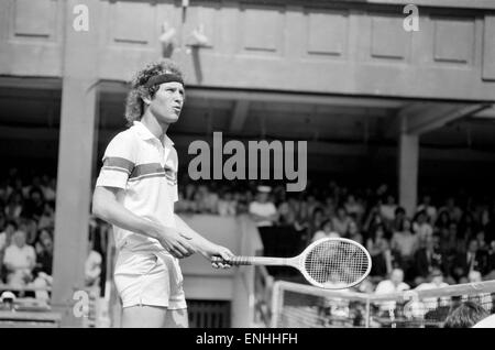 John McEnroe V Tom Gullikson, Erstrunden Match in Wimbledon am Court Nummer eins, Montag, 22. Juni 1981. John McEnroe war zwei Brennpunkte vom geworfen aus Wimbledon. Die Nummer zwei Samen erhielt eine öffentliche waring und war dann 2 Penalt angedockt Stockfoto