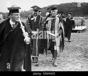 Herr Robert Baden-Powell, Gründer der Pfadfinderbewegung, erhält die Ehrendoktorwürde der Gesetze der Universität Liverpool während der Abhaltung der 3. World Scout Jamboree in Arrowe Park, Birkenhead in Merseyside. 1. August 1929. Stockfoto