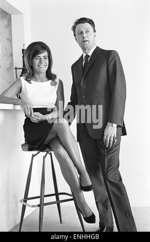 Denis Loraine, Frau Sandy, in Los Angeles, Kalifornien, USA, 10. August 1965. Stockfoto