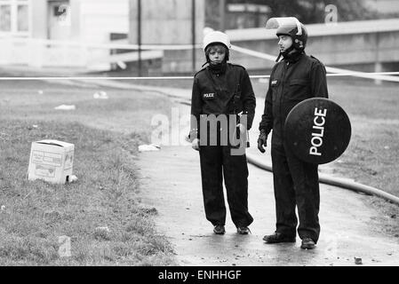 Anschluss an die Unruhen in der Broadwater Farm Immobilien in Tottenham, North London ausgebrochenen. Der Aufstand begann am Tag nach lokalen resident Cynthia Jarrett während einer Störung starb während Polizei sie nach Hause suchten. Bild zeigt zwei Offiziere, gekleidet in Stockfoto