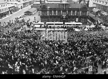 Widnes Rückkehr in die Heimat zu wartenden Massen im Rathaus für die bürgerlichen Empfang nach ihrem Sieg in der Rugby League Cup über Hull Kingston Rovers 11. Mai 1964 Stockfoto