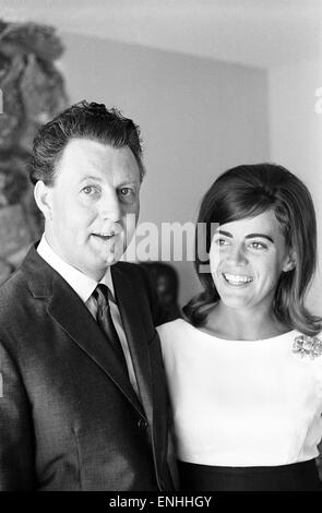 Denis Loraine und Frau Sandy in Los Angeles, Kalifornien, USA, 10. August 1965. Stockfoto