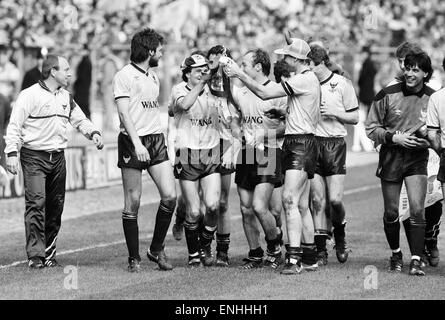 1986 milk Cup-Finale im Wembley-Stadion. Oxford United 3 V Queens Park Rangers 0 Oxford Team halten eine Ehrenrunde empor die Trophäe nach dem Spiel. 19. April 1986. Stockfoto