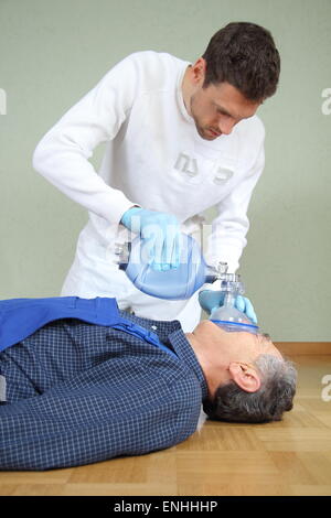 Ein Notdienst mit Anästhesie Maske auf ein patient Stockfoto