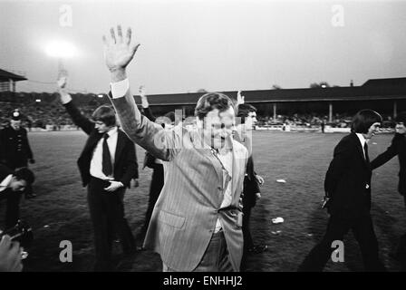 Leeds United Empfang nach dem Gewinn des FA-Cup. Spieler die parade der Trophäe durch die Straßen und die Elland Road. Manager Don Revie winkt der Menschenmenge. 8. Mai 1972. Stockfoto