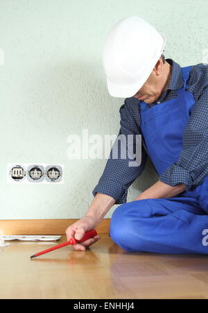 Ein Stromschlag o elektrischen Schlag eines Elektrikers Stockfoto