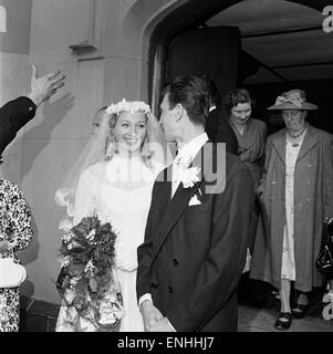 Bluebell Sheila Meister 22 Mi Franzose Maurice Brerot in Birmingham, 3. September 1955. Sheila Masters ist ein Mitglied der berühmten Tanzgruppe, den Bluebell Girls im Le Lido auf der Champs-Elysees in Paris, Frankreich. Stockfoto