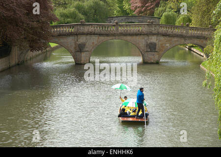 Cambridge, UK. 6. Mai 2015. UK-Wetter.  Touristen werden in einer Dusche und einem Unterschlupf unter bunten Sonnenschirmen gefangen, während auf dem Fluss Cam in Cambridge UK Stechkahn fahren.  Die Prognose ist für einen stürmischen Tag mit einem Mix aus Sonne und Duschen für die Süd-Ost-Region. Kredit-Julian Eales / Alamy Live News Stockfoto