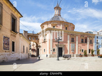 Plaza Decimo Junio Bruto mit der Basilika de Virgen de Los Desamparados, Valencia, Spanien Stockfoto