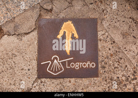 Pflaster-Zeichen für den Camino de Santiago oder Pilgerweg, die durchquert die Stadt Logroño, La Rioja, Spanien. Stockfoto