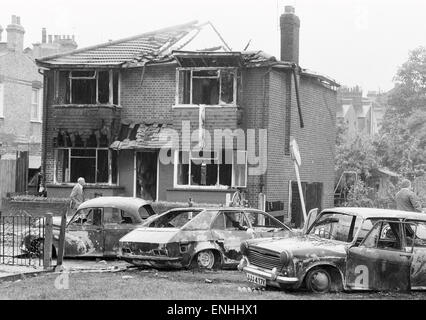 Anschluss an die Unruhen in der Broadwater Farm Immobilien in Tottenham, North London ausgebrochenen. Der Aufstand begann am Tag nach lokalen resident Cynthia Jarrett während einer Störung starb während Polizei sie nach Hause suchten. Bild zeigt die Trümmer der verbrannten ou Stockfoto