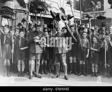 Herr Robert Baden-Powell, Gründer der Pfadfinderbewegung, Inspoecting eine große Gruppe von jungen Pfadfinder außerhalb Chiswick Empire Theatre, ca. 1920. Stockfoto