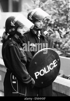 Anschluss an die Unruhen in der Broadwater Farm Immobilien in Tottenham, North London ausgebrochenen. Der Aufstand begann am Tag nach lokalen resident Cynthia Jarrett während einer Störung starb während Polizei sie nach Hause suchten. Bild zeigt Polizisten gekleidet Stockfoto