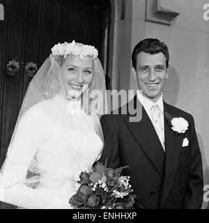 Bluebell Sheila Meister 22 Mi Franzose Maurice Brerot in Birmingham, 3. September 1955. Sheila Masters ist ein Mitglied der berühmten Tanzgruppe, den Bluebell Girls im Le Lido auf der Champs-Elysees in Paris, Frankreich. Stockfoto