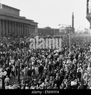 Szene außerhalb St Georges Hall in Liverpool City centre Massen warten auf die Ankunft des Everton-Teams und den FA Cup Trophäe nach besiegten sie Sheffield Mittwoch 3: 2 im Finale im Wembley-Stadion. 15. Mai 1966. Stockfoto