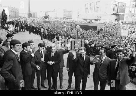 Everton-Spieler zurück nach Hause nach der Niederlage der 1968-FA-Cup-Finale gegen West Bromwich Albion. Sie sind hier auf den Stufen des St Georges Hall im Stadtzentrum von Liverpool winkt der Menschenmenge abgebildet. 22. Mai 1968. Stockfoto