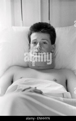 Polizist Michael Wright in Whittington Krankenhaus mit seinen Hals in einen Kragen, nachdem er in dem Broadwater Farm Aufstand in Tottenham, North London verletzt wurde. 7. Oktober 1985. Stockfoto