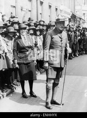 Herr Robert Baden-Powell, Gründer der Pfadfinderbewegung, Teilnahme an einer Zeremonie, wo Prinzessin Mary am Sitz der London Girl Guides einen Grundstein gelegt. Ca. 1929. Stockfoto