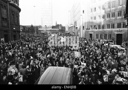 Leeds United Empfang nach dem Gewinn des FA-Cup. Spieler die parade der Trophäe durch die Straßen und die Elland Road. 8. Mai 1972. Stockfoto