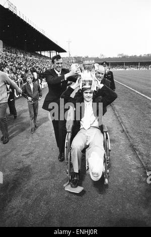 Leeds United Empfang nach dem Gewinn des FA-Cup. Spieler parade die Trophäe durch die Straßen von Stadtplatz Elland Road. Verletzten Terry Cooper mit dem Cup. 8. Mai 1972. Stockfoto