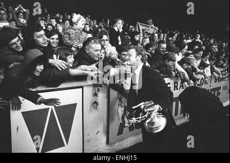 Leeds United Empfang nach dem Gewinn des FA-Cup. Spieler parade die Trophäe durch die Straßen von Stadtplatz Elland Road. Billy Bremner wird von den Fans begrüßt. 8. Mai 1972. Stockfoto