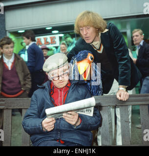 Rod Hull und seinen gefiederten Marionette emu gesehen hier terrorisieren die Shopper in Glasgow. 18. Oktober 1980 Stockfoto