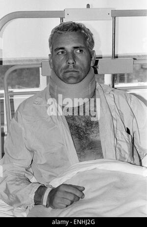 Polizei-Sergeant Dennis Dorrington in Whittington Krankenhaus mit seinen Hals in einen Kragen, nachdem er in dem Broadwater Farm Aufstand in Tottenham, North London verletzt wurde. 7. Oktober 1985. Stockfoto