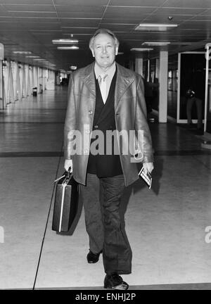 Freddie Laker Leiter der Laker Airways abgebildet, Ankunft am Flughafen Heathrow, London. 1. Februar 1982. Stockfoto