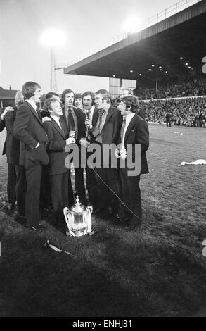 Leeds United Empfang nach dem Gewinn des FA-Cup. Spieler die parade der Trophäe durch die Straßen und die Elland Road. 8. Mai 1972. Stockfoto