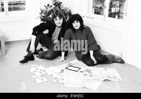 David & Elizabeth Emanuel, Modedesigner, Phootographed in ihrem Studio in Brooke Street, Mayfair, London, 11. März 1981. Es wurde vor kurzem angekündigt, dass sie ausgewählt wurden, um das Hochzeitskleid von Lady Diana Spencer zu entwerfen. Stockfoto