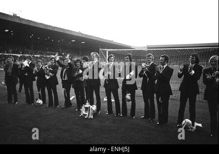 Leeds United Empfang nach dem Gewinn des FA-Cup. Spieler die parade der Trophäe durch die Straßen und die Elland Road. Spieler Acknowlede Fans auf den Boden. 8. Mai 1972. Stockfoto