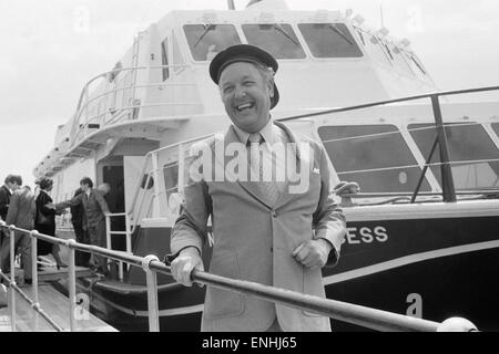 Leiter der Laker Airways Freddie Laker in Brighton Marina für den Erstflug von Brighton-Dieppe Seajet Ferry abgebildet. Freddie Laker tragen Matrosen Hut mit der "Normandie Prinzessin" im Hintergrund. 26. April 1979. Stockfoto