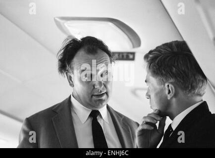 Airline Chef Freddie Laker, Leiter der Laker Airways, abgebildet im Gespräch mit einem seiner Mitarbeiter an Bord eines seiner Flugzeuge Biggin Hill Air Messe. 12. Mai 1967. Stockfoto