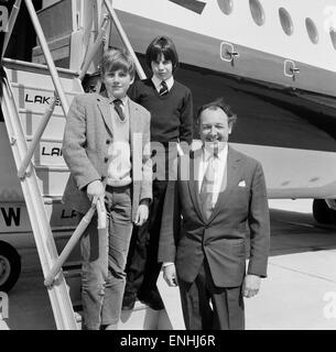 Freddie Laker, Vorsitzender der Laker Airways, mit Jungs im Teenageralter Nicholas Sack und Simone Holland auf den Stufen eines seiner Flugzeuge. 21. April 1970. Stockfoto