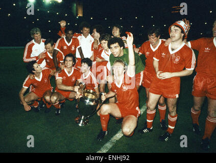 1980 Europacup-Finale im Santiagio Bernabeu Stadion in Madrid. Nottingham Forest 1 V Hamburger SV 0. Das Wald-Team feiert mit der Trophäe nach dem Spiel. 28. Mai 1980. Stockfoto