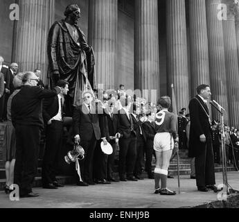 Szene außerhalb St Georges Hall in Liverpool City centre Massen warten auf die Ankunft des Everton-Teams und den FA Cup Trophäe nach besiegten sie Sheffield Mittwoch 3: 2 im Finale im Wembley-Stadion. 15. Mai 1966. Stockfoto