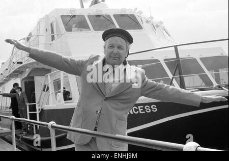 Leiter der Laker Airways Freddie Laker in Brighton Marina für den Erstflug von Brighton-Dieppe Seajet Ferry abgebildet. Freddie Laker tragen Matrosen Hut mit der "Normandie Prinzessin" im Hintergrund. 26. April 1979. Stockfoto