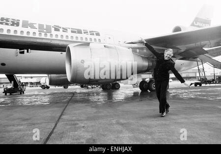 Leiter der Laker Airways Freddie Laker in jubelnder Stimmung auf der Landebahn am Flughafen Gatwick, am Vortag des Erstfluges von seinem transatlantischen Skytrain-Dienst startet vom Flughafen Gatwick nach New York. Der Flug bietet 345 Passagieren Platz und kostet £59 für eine Stockfoto