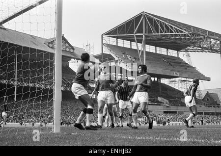 Aktion während des Spiels zwischen Everton und Crystal Palace im Goodison Park, als der Bau geht auf einen neuen Stand. 16. August 1969. Stockfoto