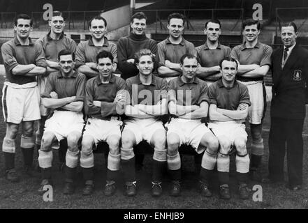 Everton Team posieren für ein Gruppenfoto, 28. Januar 1955. Hintere Reihe von links nach rechts: George Rankin, John Parker, Peter Farrell, Jimmy O' Neill, Tommy Jones, Cyril Lello, Eric Moore und erste Team Trainer Charlie Leyfield. Vordere Reihe: Eddie Wainwright, Wand Stockfoto