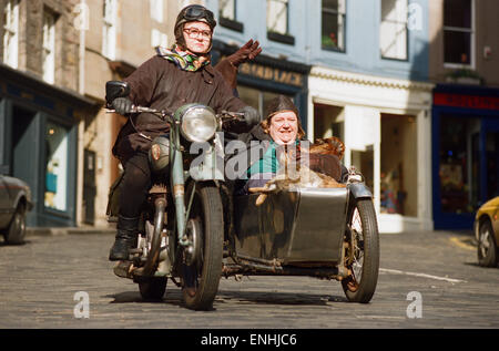 TV-Köche "The zwei Fat Ladies" Jennifer Paterson und Clarissa Dickson-Wright auf einem Motorrad mit Beiwagen in Edinburgh vor dem Start ihres Buches abgebildet. 14. März 1997. Stockfoto