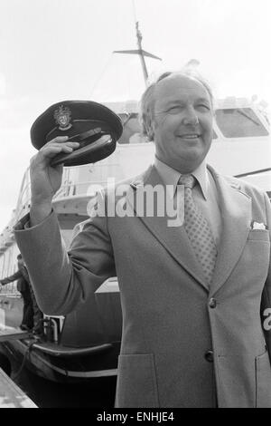 Leiter der Laker Airways Freddie Laker in Brighton Marina für den Erstflug von Brighton-Dieppe Seajet Ferry abgebildet. Freddie Laker tragen Matrosen Hut mit der "Normandie Prinzessin" im Hintergrund. 26. April 1979. Stockfoto